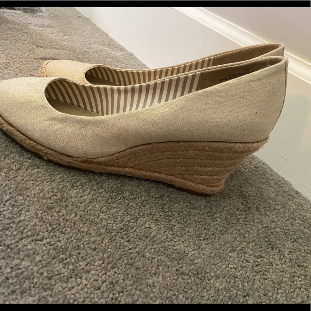 Wedge close toed shoes